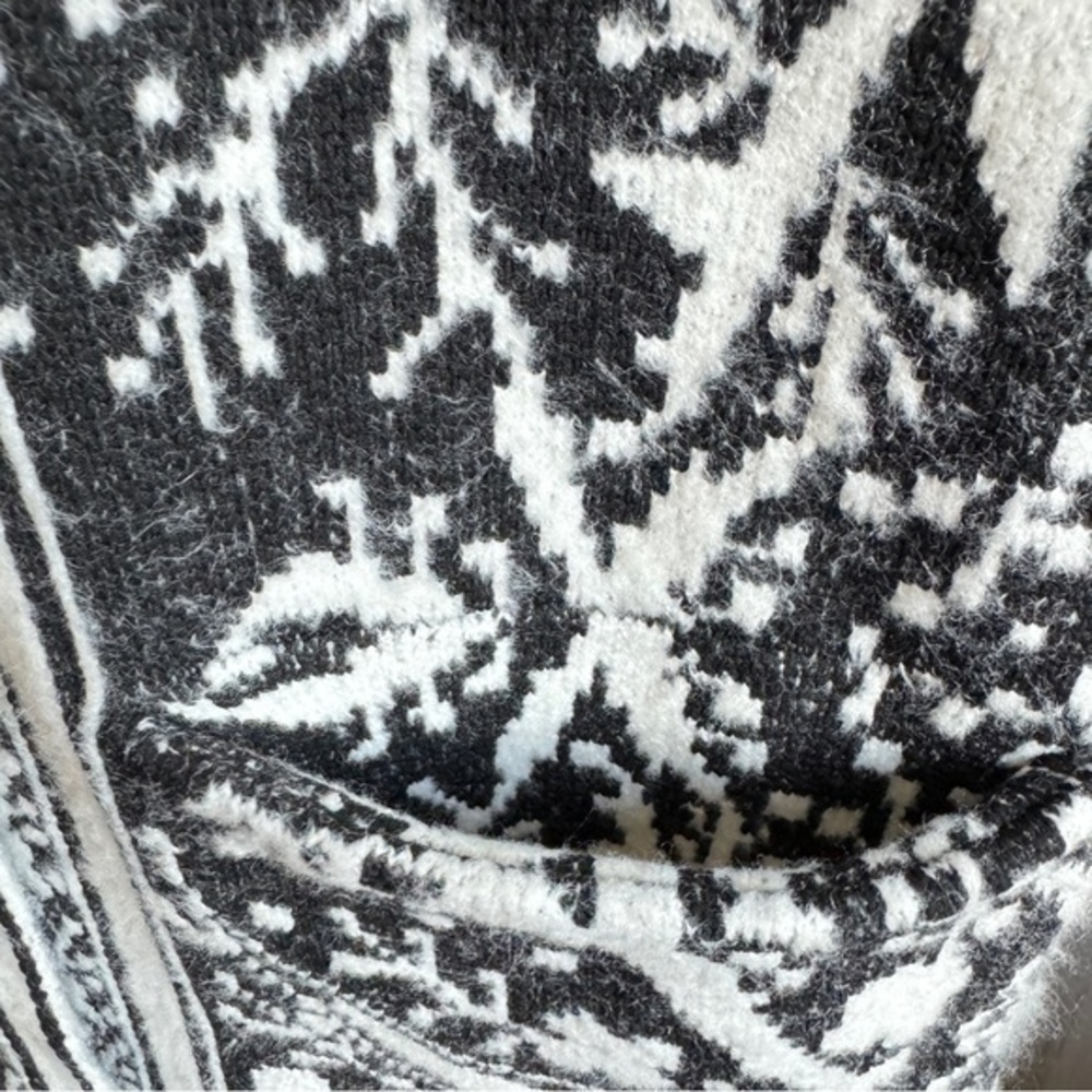 NWTs Elegant Black and White Floral Cardigan Size Medium - Picture 7 of 9
